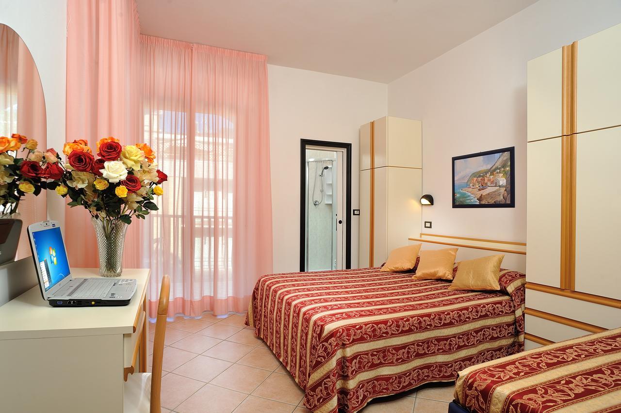 Hotel Amedeo Misano Adriatico Eksteriør bilde